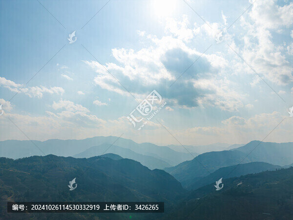 航拍藍(lán)天白云下的山脈自然風(fēng)光