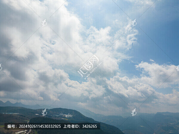 航拍藍天白云下的山脈自然風光