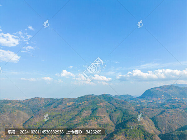 航拍藍(lán)天白云下的山脈自然風(fēng)光