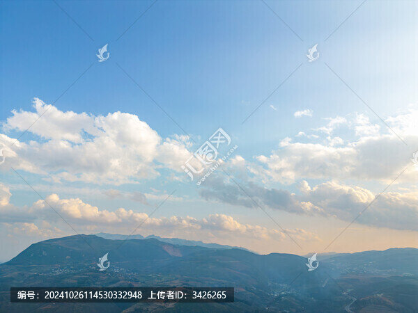 航拍藍(lán)天白云下的山脈自然風(fēng)光