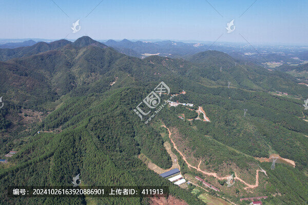 綠色山林秋景