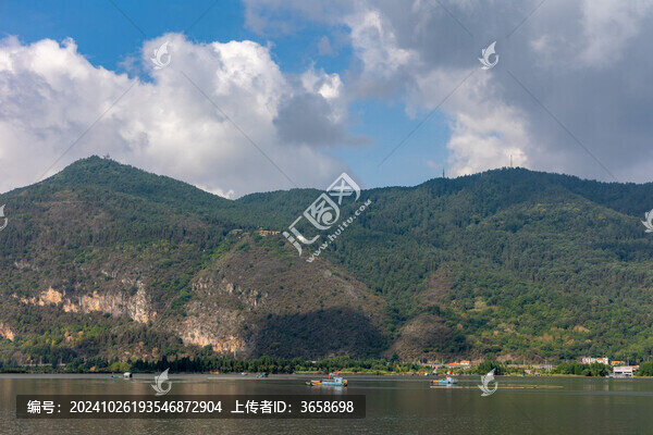 藍天白云下的滇池西山