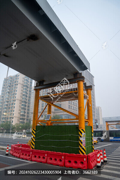 建設(shè)中的過(guò)街天橋