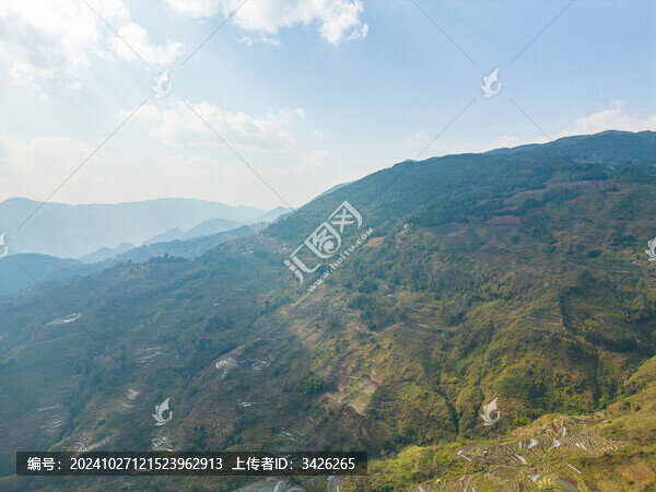 云層下的山巒