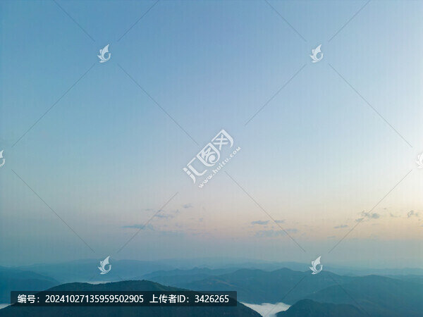 航拍群山中的云海自然風(fēng)光