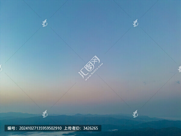 航拍群山中的云海自然風(fēng)光