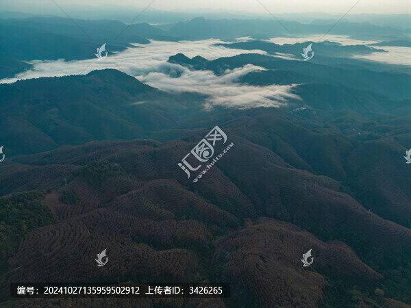 航拍群山中的云海自然風光