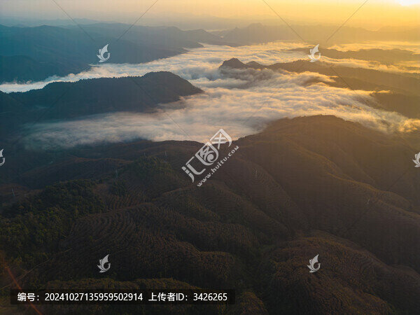航拍群山中的云海自然風光