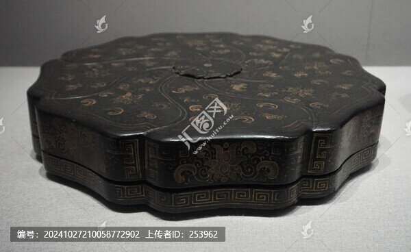清中期描彩漆蓮蝠紋葵瓣式攢盒