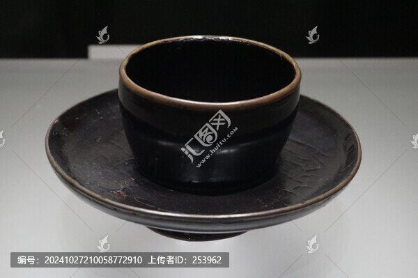 宋一元黑漆盞托