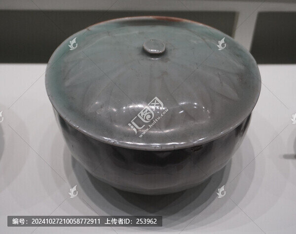 龍泉窯青釉蓮瓣紋蓋碗