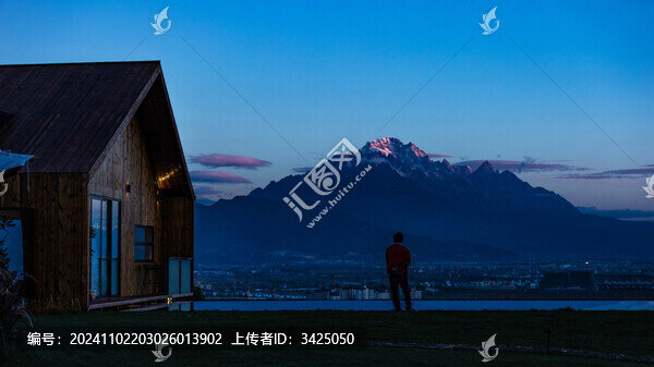 云南玉龍雪山日照金山