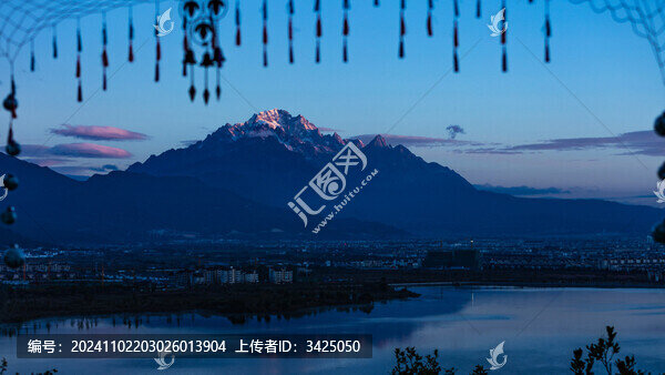 云南玉龍雪山日照金山
