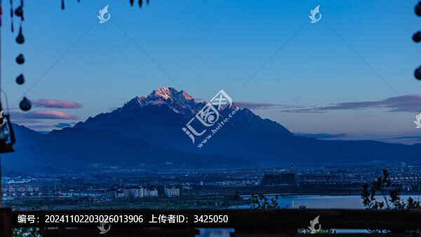 玉龍雪山日照金山