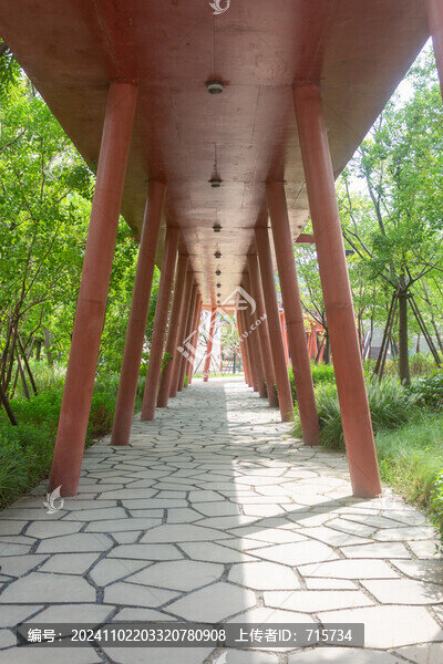 杭鋼公園紅柱廊下的石板路