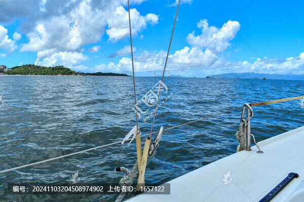 游艇上拍大海