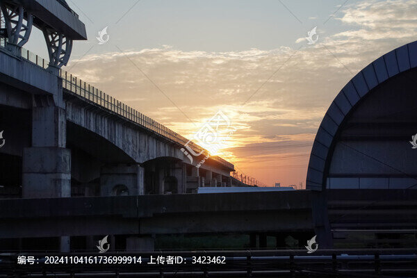 黃昏下的路橋與慶盛高鐵站