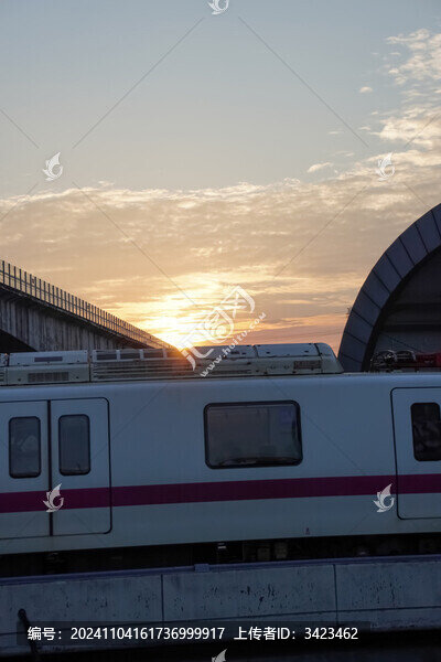 地鐵列車經(jīng)過