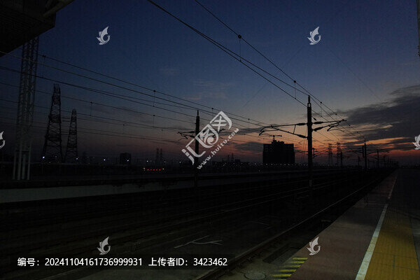 夜幕下的高鐵站與晚霞