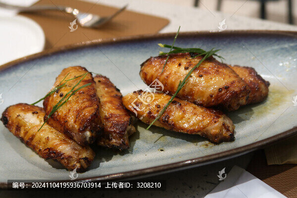 金黃酥脆的烤雞翅