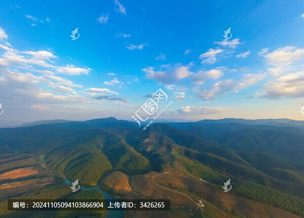 航拍山間水庫(kù)自然風(fēng)光
