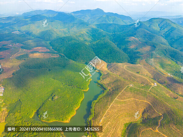 航拍山間水庫(kù)自然風(fēng)光