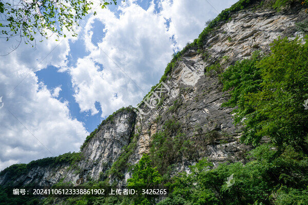 藍(lán)天白云下的大山峽谷