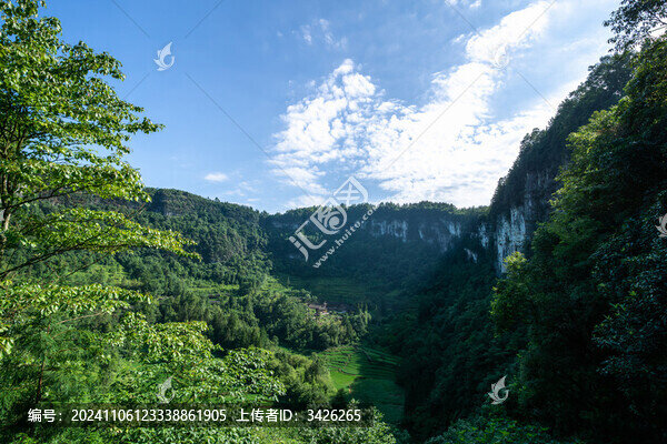 藍(lán)天白云下的大山峽谷