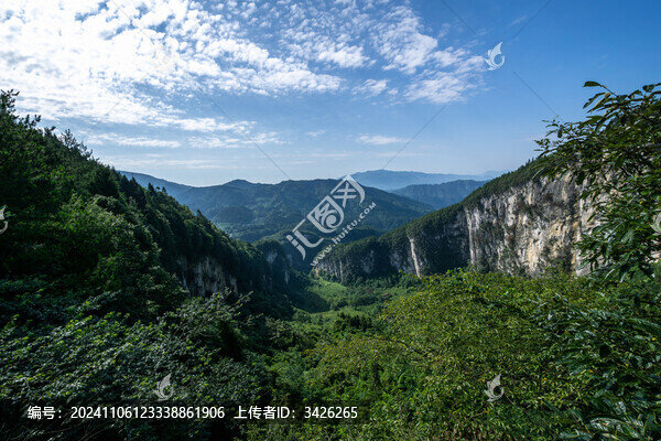 藍(lán)天白云下的大山峽谷