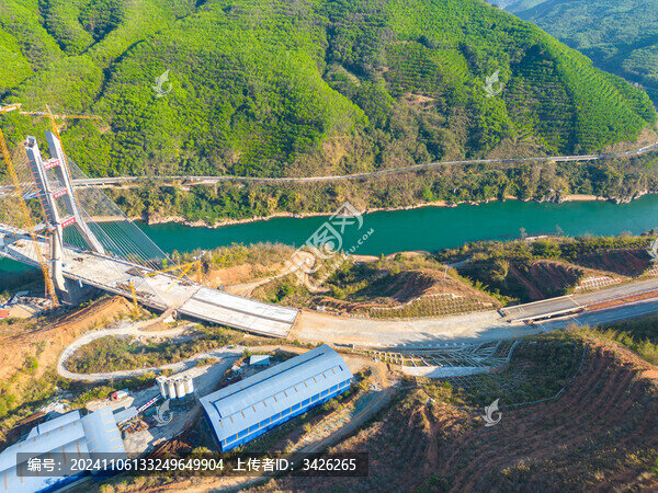 航拍建設(shè)中的西雙版納神秘谷大橋