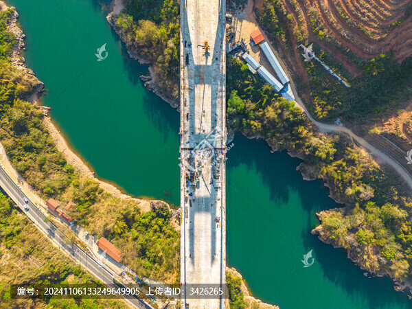 航拍建設(shè)中的西雙版納神秘谷大橋