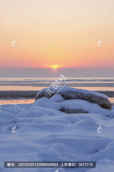 冬季雪后海邊日出