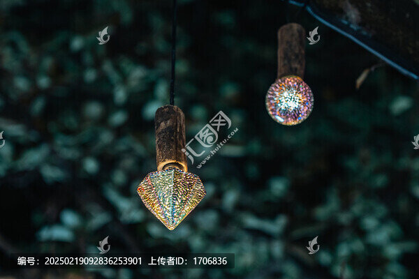 夜間創(chuàng)意木質(zhì)掛飾閃亮彩燈特寫