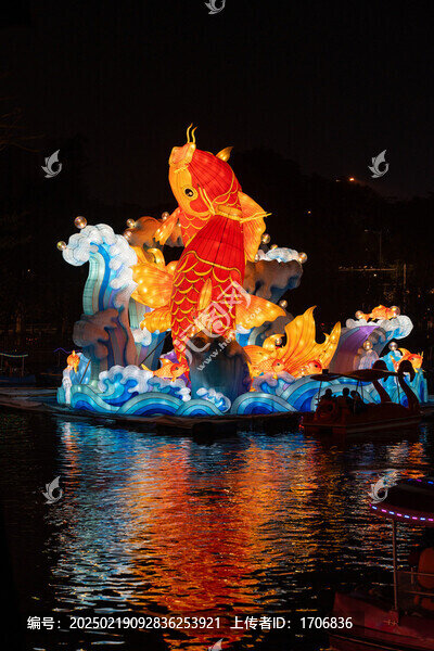 水面大型鯉魚彩燈與游船夜景