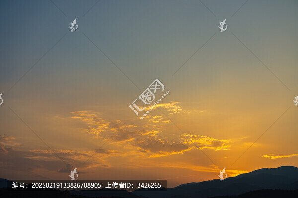 黃昏時分天空與遠山景色