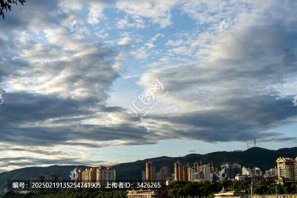 城市建筑群與藍(lán)天白云景觀