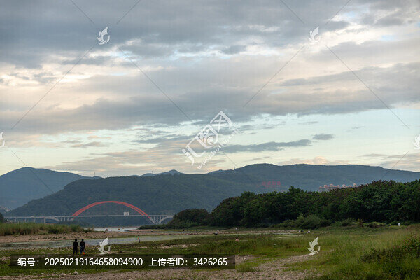 河畔遠(yuǎn)山紅橋自然風(fēng)光