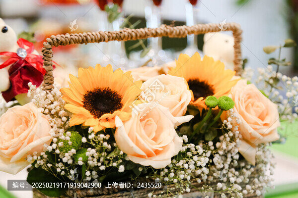 藤籃中的向日葵與玫瑰花束