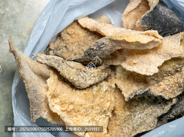 金黃酥脆的炸魚皮零食小吃