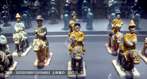 成都高攀橋出土明代彩釉陶騎馬儀仗俑