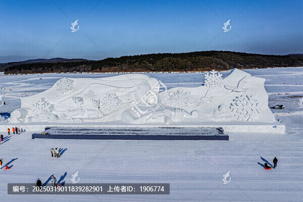 中國(guó)長(zhǎng)春凈月潭的雪雕女神