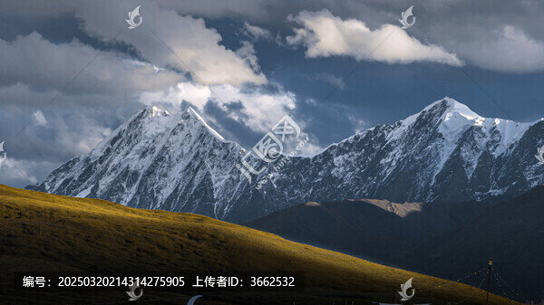 草原雪山