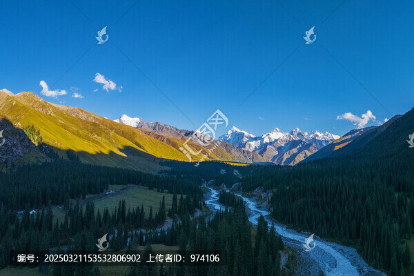 中國新疆夏塔河和夏塔峽谷和森林和天山