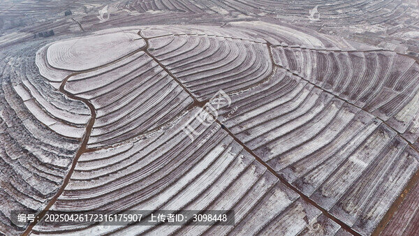 兩山空梯田雪景