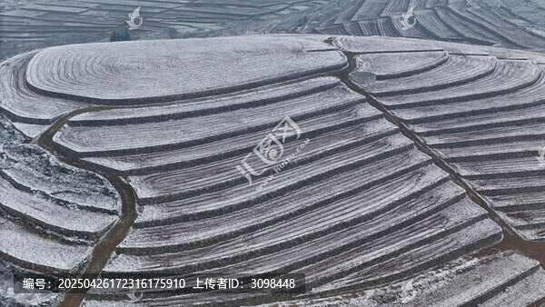 兩山空梯田雪景