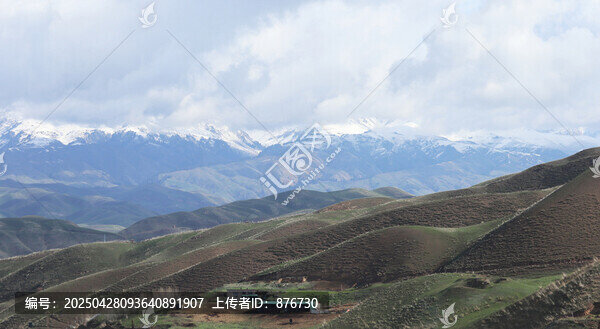 雪山下的山間小屋景致