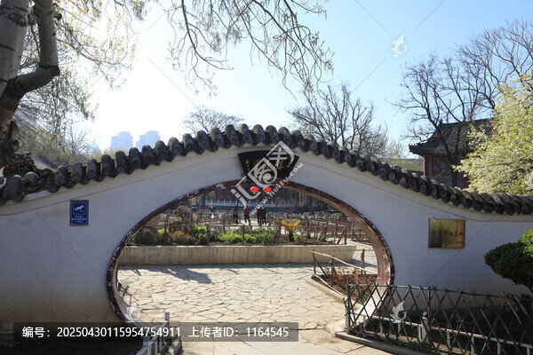 中式園林月亮門景致