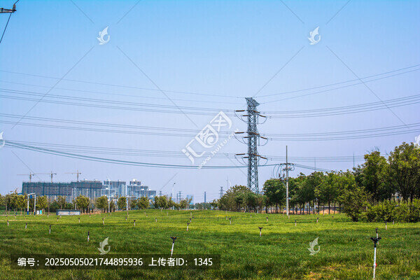 城郊草地與高壓輸電塔景觀