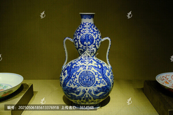 清乾隆青花雙龍戲珠褔壽雙全紋葫蘆瓶