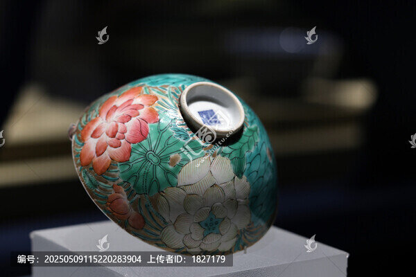 粉彩描金蓮荷紋碗